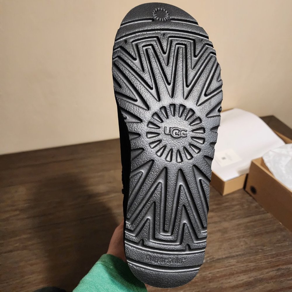 UGG Womens Classic Short II, NWT Black Size 11 - Picture 6 of 12